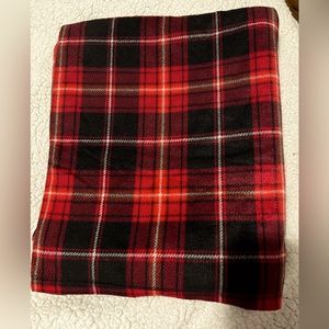 LizClaiborne red flannel light weight blanket❤️